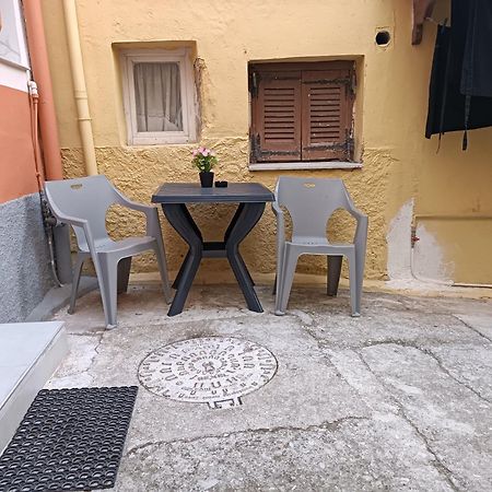 Newly Renovated Apartment Next To The Port Mantouki Extérieur photo